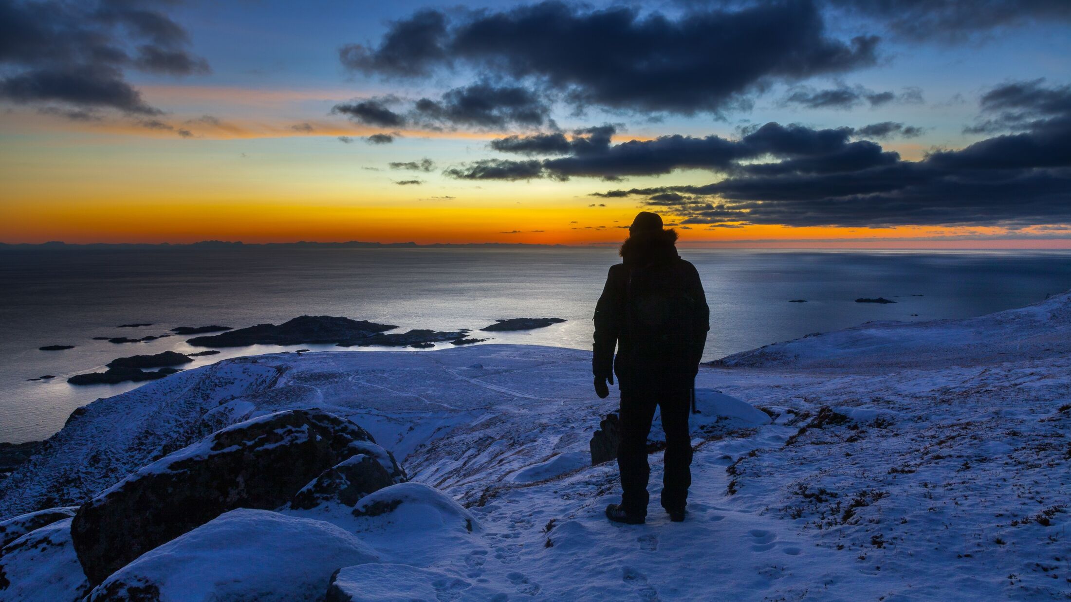 Vintersolnedgang over norskekysten